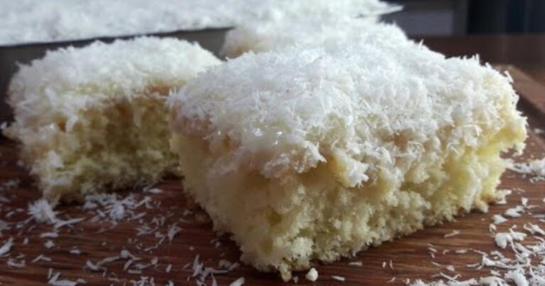 Aprenda a fazer um bolo toalha felpuda incrível, fofinho e com cobertura cremosa. Fácil e...