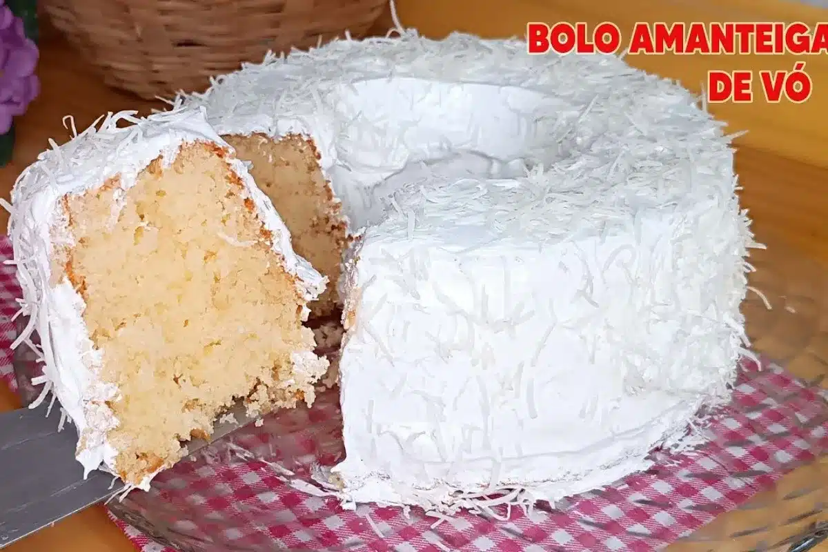 Bolo amanteigado de vó: tão gostoso que até parece bolo de aniversário