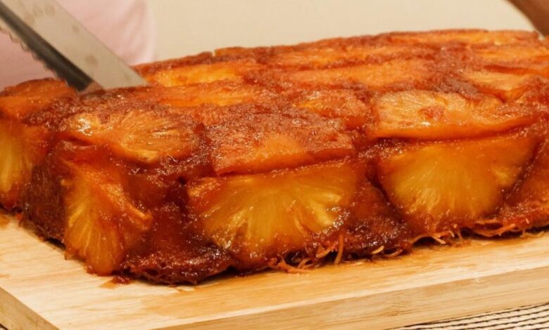 Bolo caramelizado de abacaxi com coco, massa fofinha e sabor irresistível....