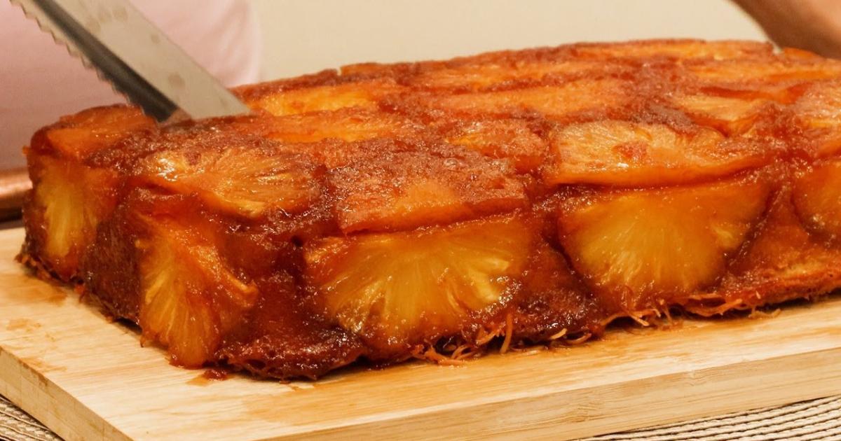 Bolo caramelizado de abacaxi com coco, massa fofinha e sabor irresistível....