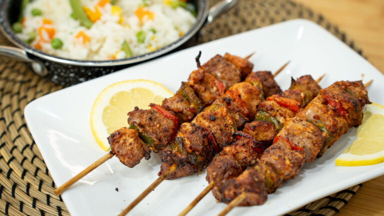 Espetadas de Peru na Airfryer com Arroz de Macedónia – Refeição Rápida em 30 Minutos!