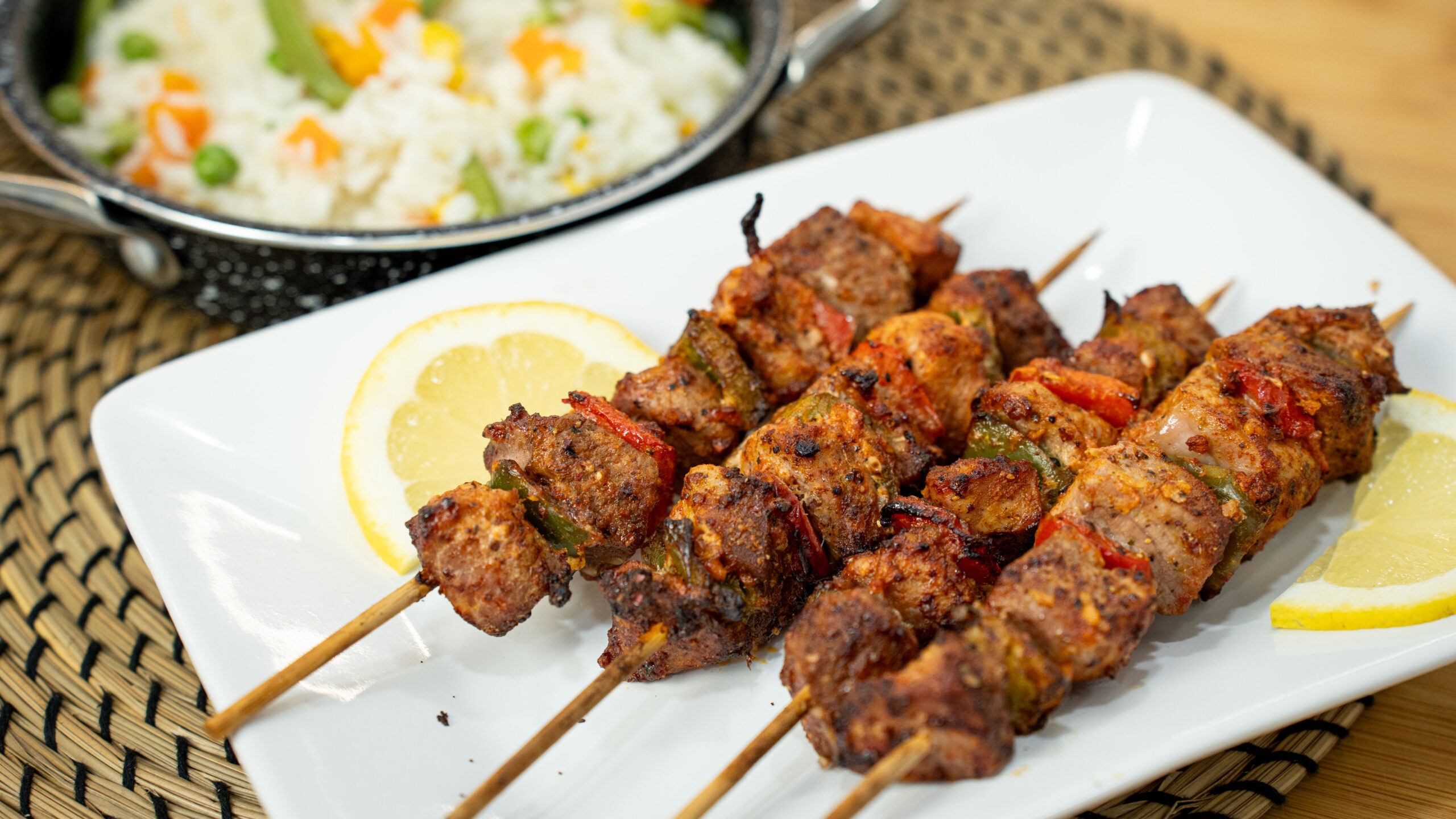 Espetadas de Peru na Airfryer com Arroz de Macedónia – Refeição Rápida em 30 Minutos!