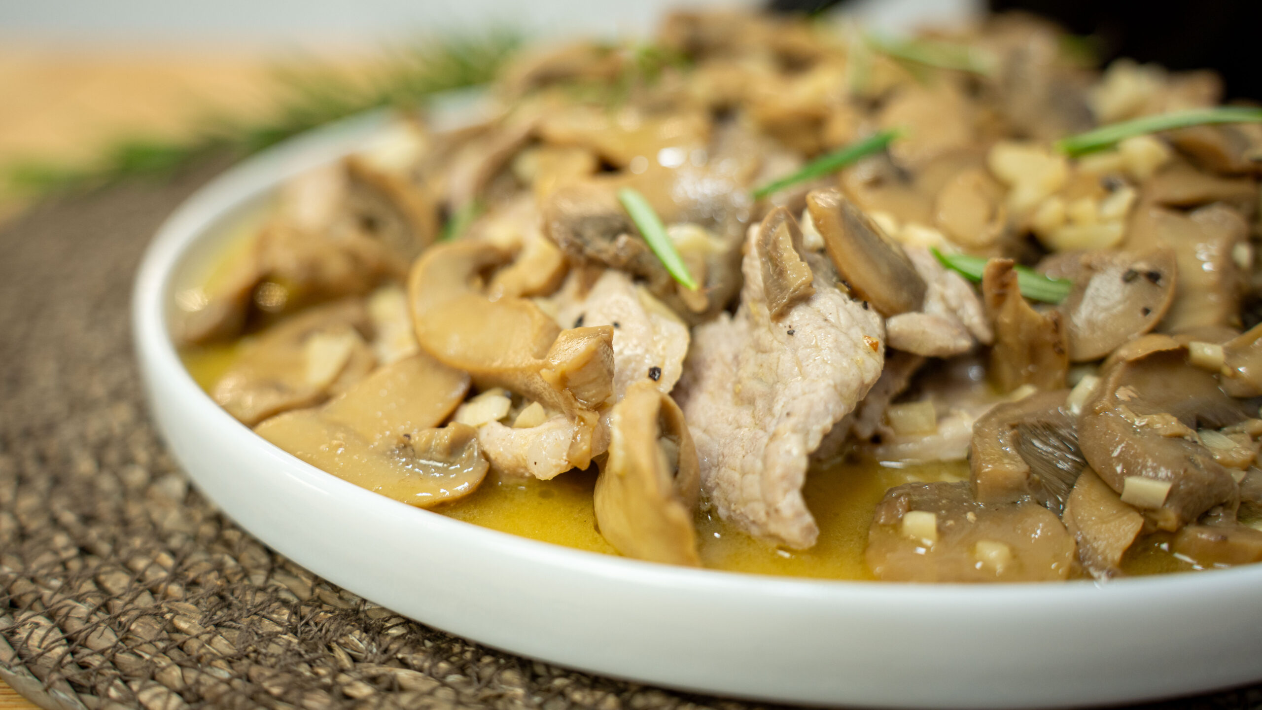 Bifinhos de Porco com Cogumelos (sem Natas)