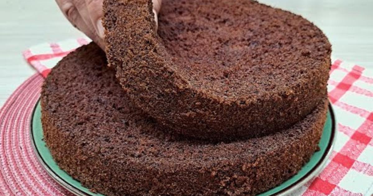 Receita fácil de pão de ló de chocolate perfeito para bolos recheados, com massa profissional....