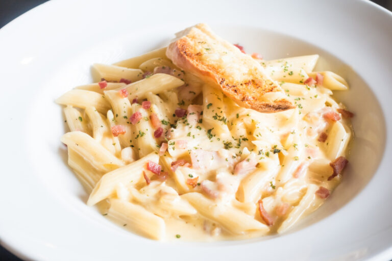 Receita de Macarrão ao Molho Branco com Toque Profissional
