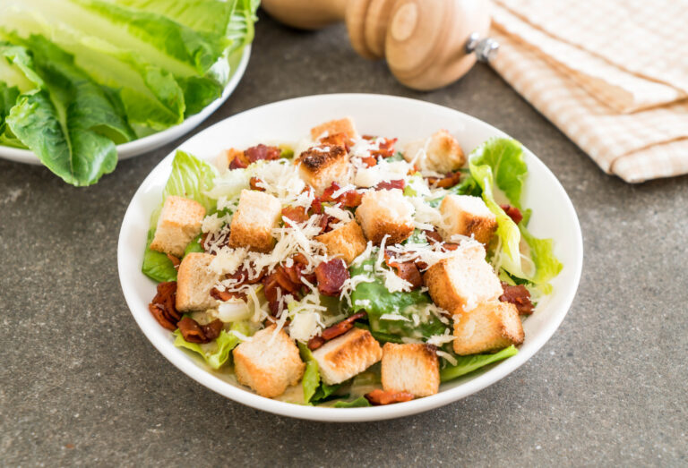Como Fazer Salada Caesar com Frango em Apenas 30 Minutos