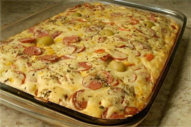 Torta italiana fácil toda feita no liquidificador com fatias de linguiça e azeitona uma delícia